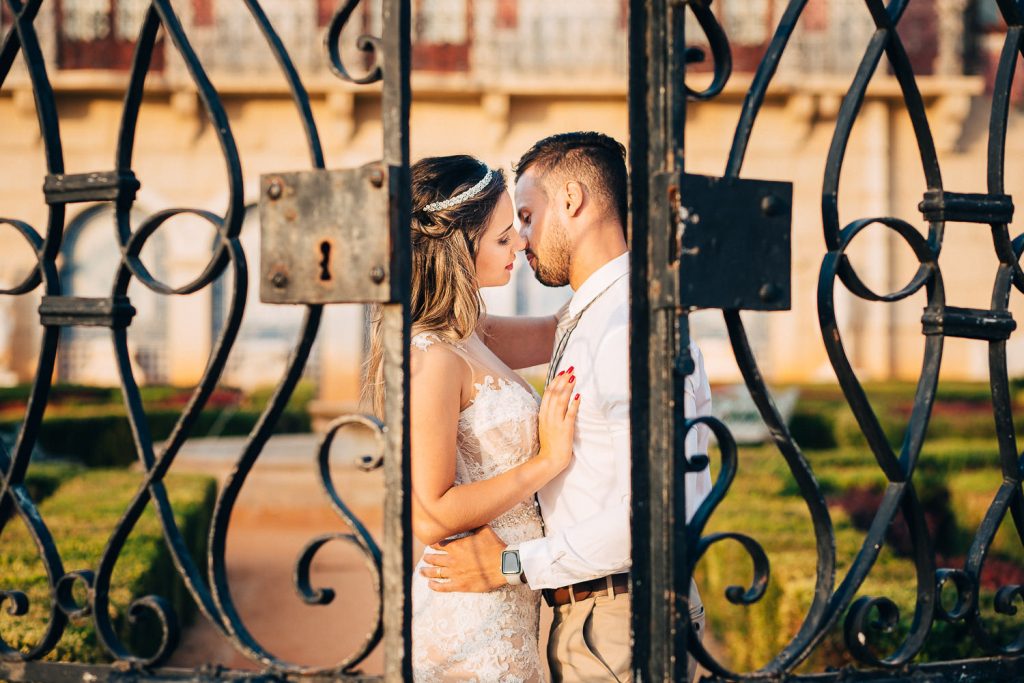 destination wedding palácio estoi casal de noivos na porta principal