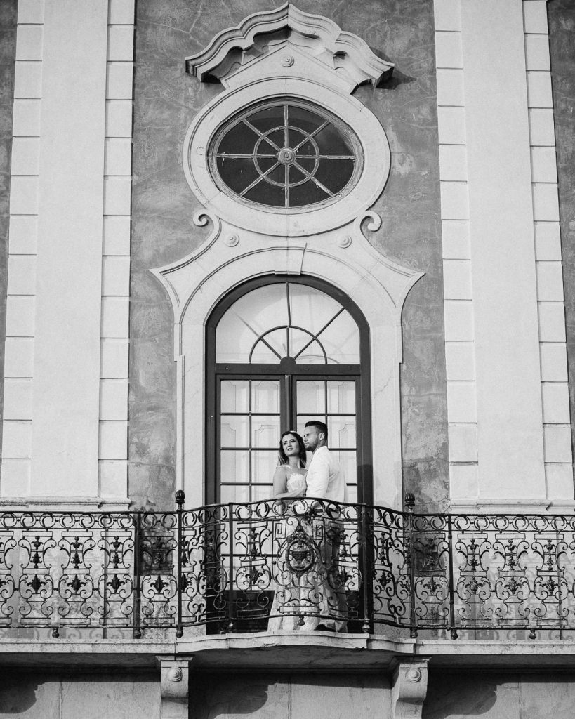 destination wedding palácio estoi casal de noivos olhando para o horizonte