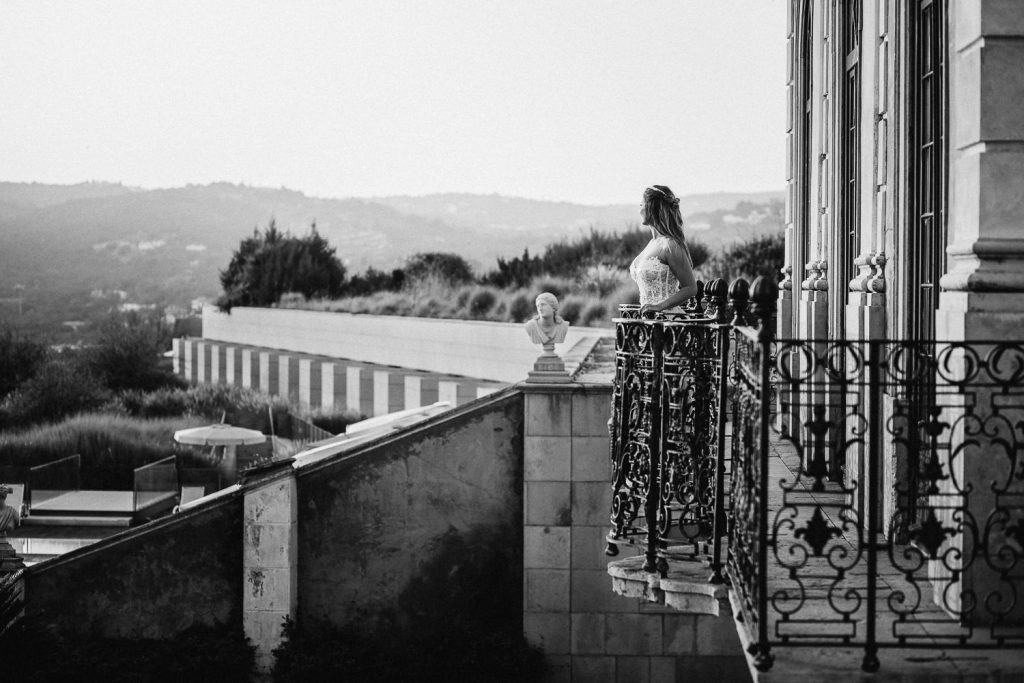 destination wedding palácio estoi noiva olhando para o horizonte