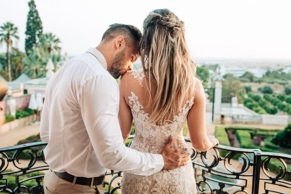 destination wedding palácio estoi noivo dando um beijo no ombro da noiva