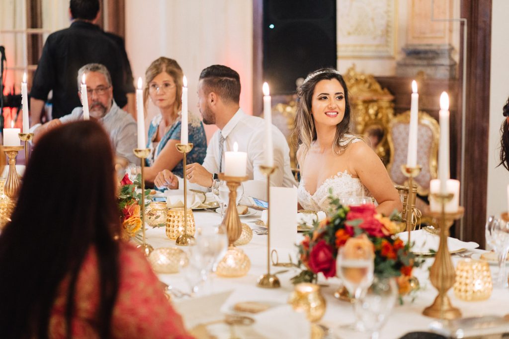 destination wedding palácio estoi noivos e familiares jantando