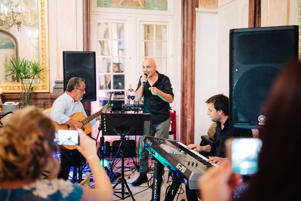 destination wedding palácio estoi pai do noivos cantando