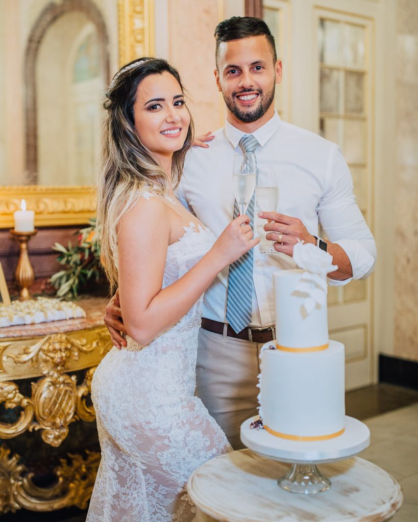 destination wedding palácio estoi noivos brindando na frente do bolo