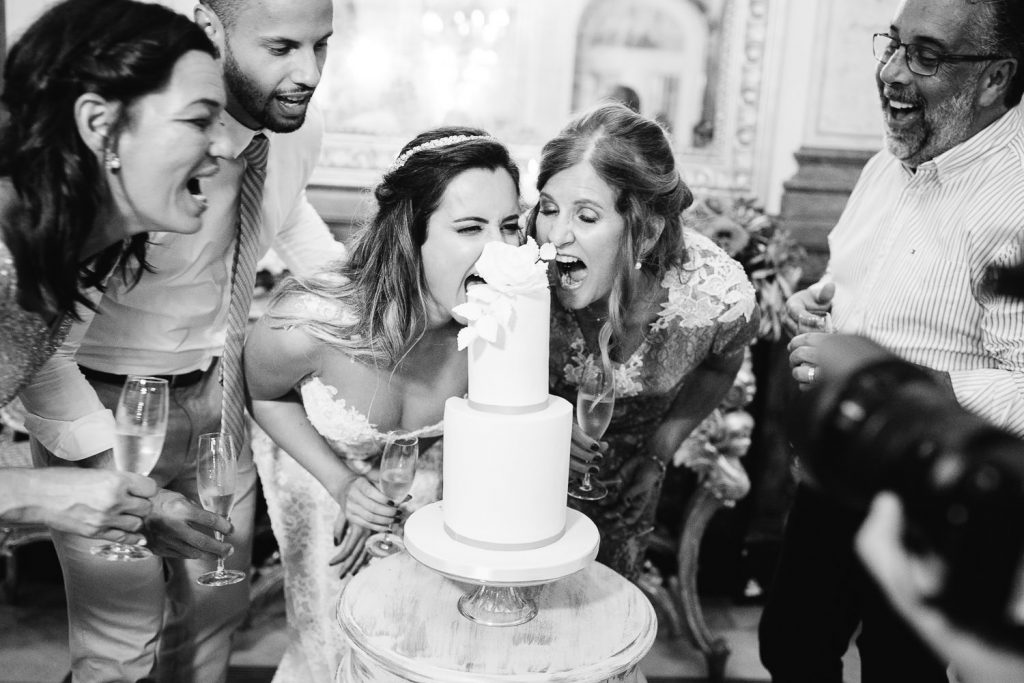 destination wedding palácio estoi noivos e pais mordendo o bolo