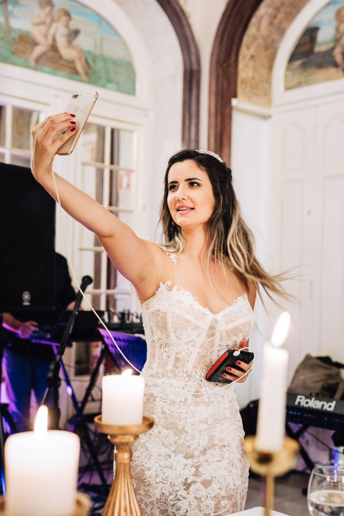 destination wedding palácio estoi noiva fazendo um selfie