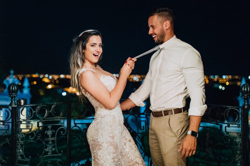 destination wedding palácio estoi noiva puxando da gravata ao noivo