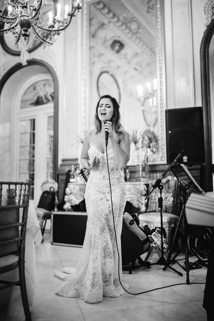 destination wedding palácio estoi noiva interpretando uma música