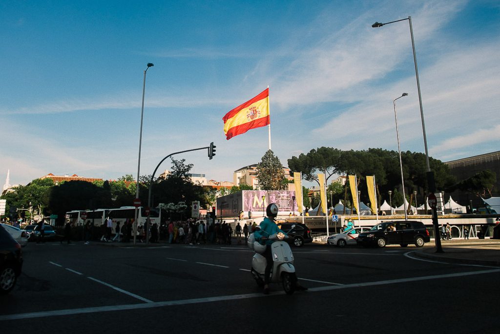 Destination Wedding Madrid Espanha Bandeira indo para o casamento