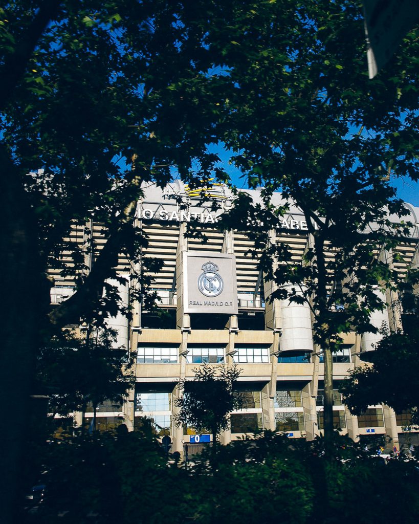 Destination Wedding Madrid Espanha indo para o casamento e passando pelo estádio do Real Madrid