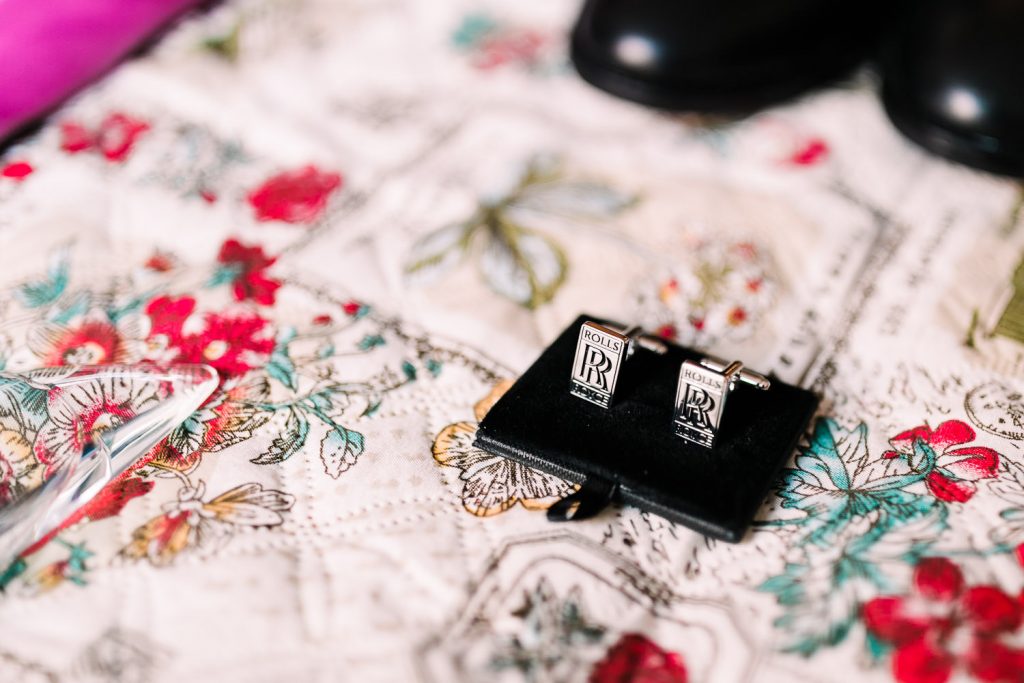 Destination Wedding Madrid Espanha detalhes na cama do making of do noivo