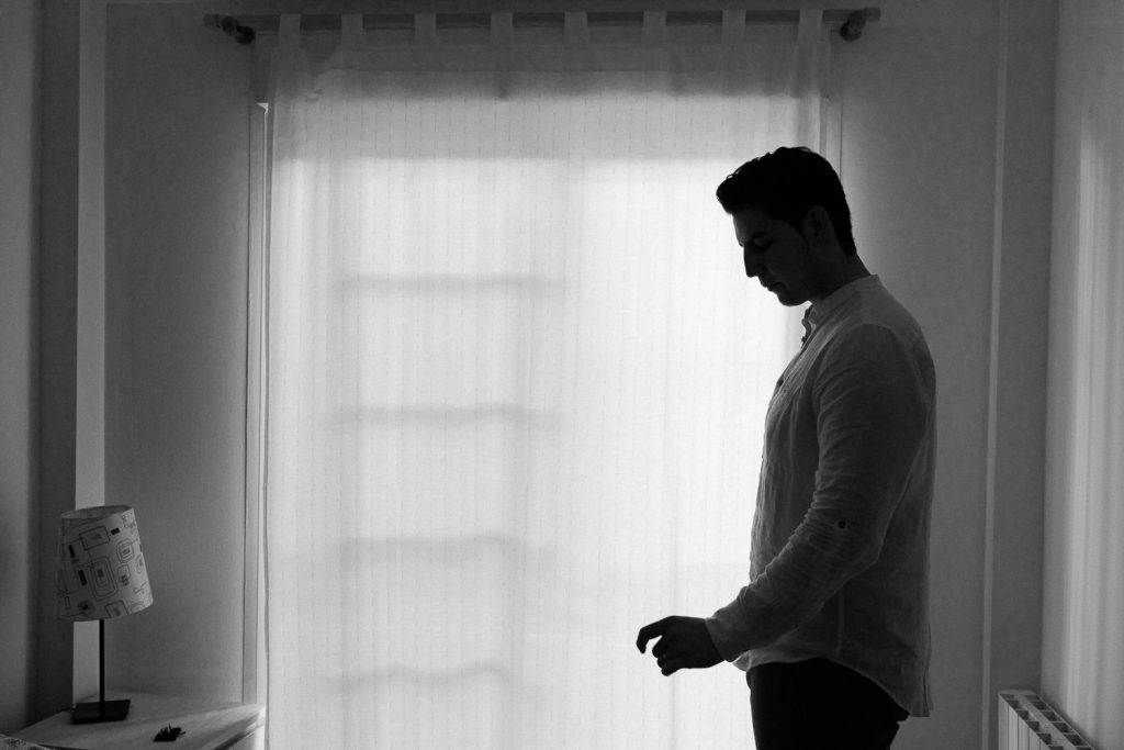 Destination Wedding Madrid Espanha foto em preto e branco do noivo brasileiro se arrumando