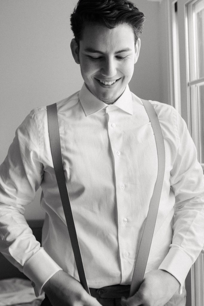 Destination Wedding Madrid Espanha foto em preto e branco do noivo brasileiro se arrumando