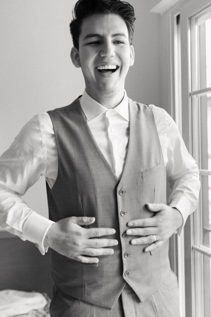 Destination Wedding Madrid Espanha noivo rindo