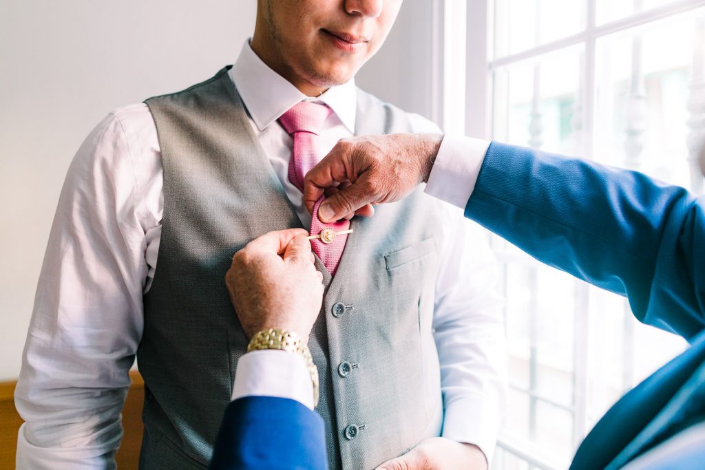 Destination Wedding Madrid Espanha as mão do pai ajudando o noivo brasileiro