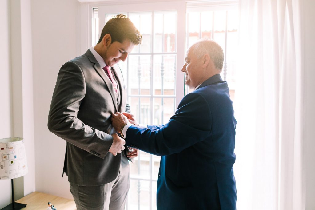 Destination Wedding Madrid Espanha pai ajudando o noivo brasileiro