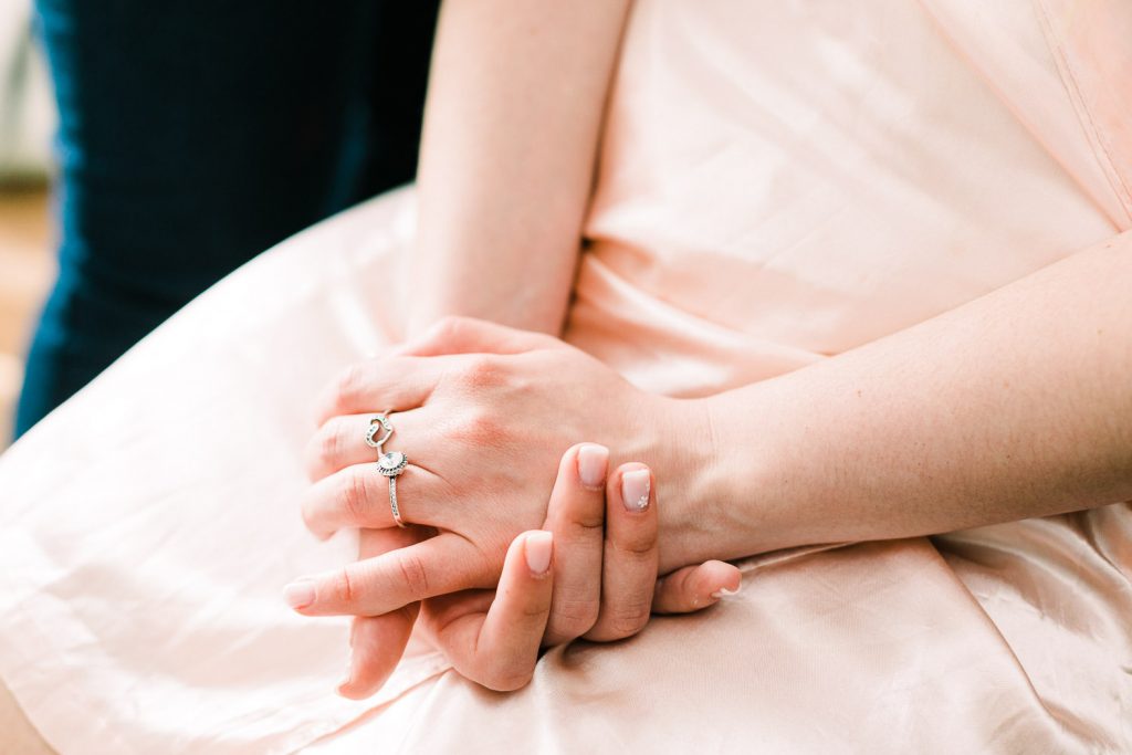 Destination Wedding Madrid Espanha as mão nervosas da noiva brasileira