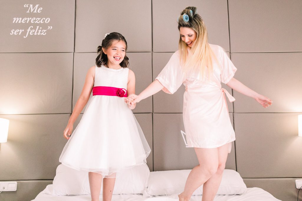 Destination Wedding Madrid Espanha noiva e daminha dançando em cima da cama