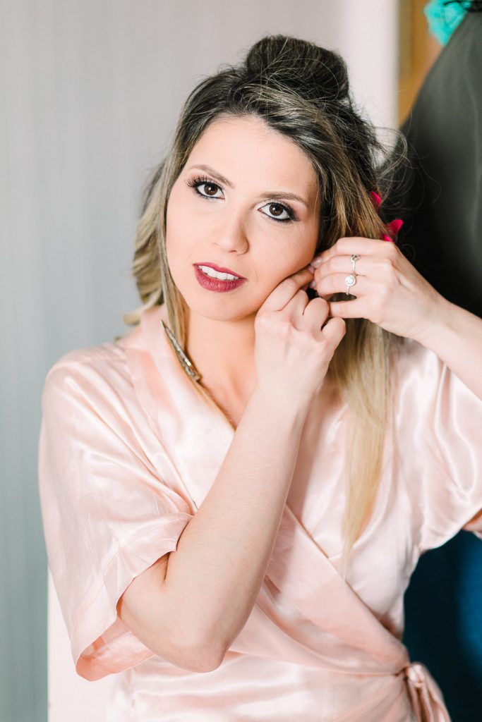 Destination Wedding Madrid Espanha noiva do Brasil colocando o brinco