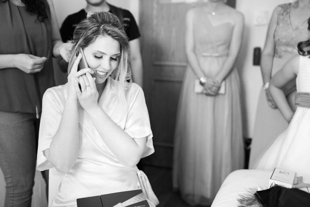 Destination Wedding Madrid Espanha recebendo uma ligação do noivo
