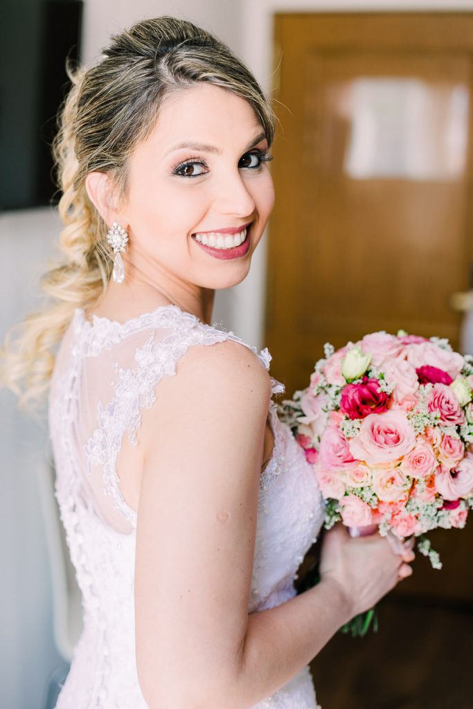 Destination Wedding Madrid Espanha retrato da noiva segurando seu buquê