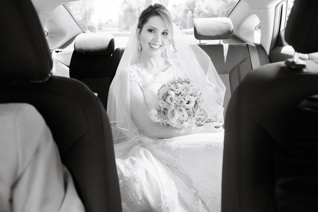 Destination Wedding Madrid Espanha noiva no carro pronta para casar