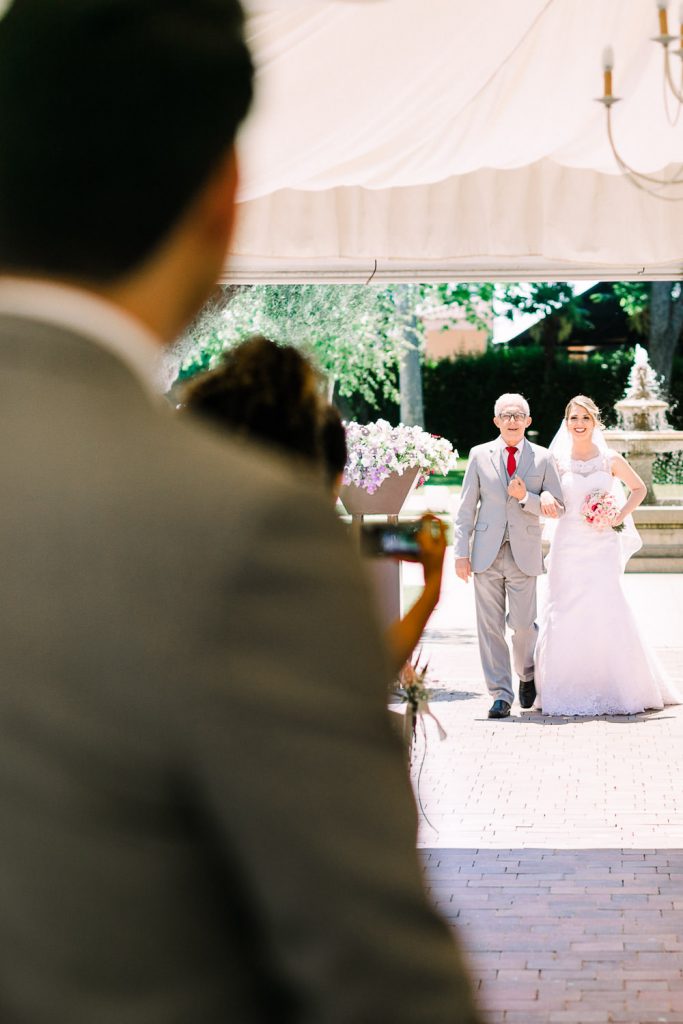 Destination Wedding Madrid Espanha noivo olhando a sua noiva entrando na cerimônia