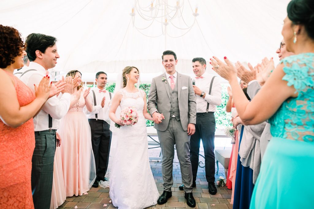 Destination Wedding Madrid Espanha saída dos noivos com os convidados batendo palma
