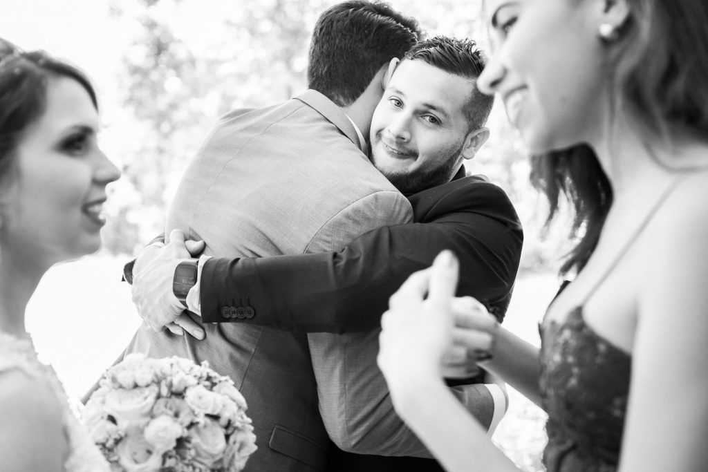 Destination Wedding Madrid Espanha cumprimento emocionantes do irmão do noivo