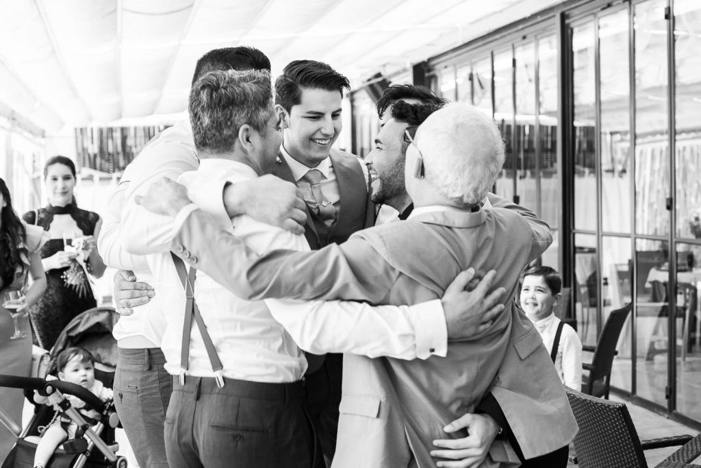 Destination Wedding Madrid Espanha cumprimento emocionantes dos convidados ao noivo