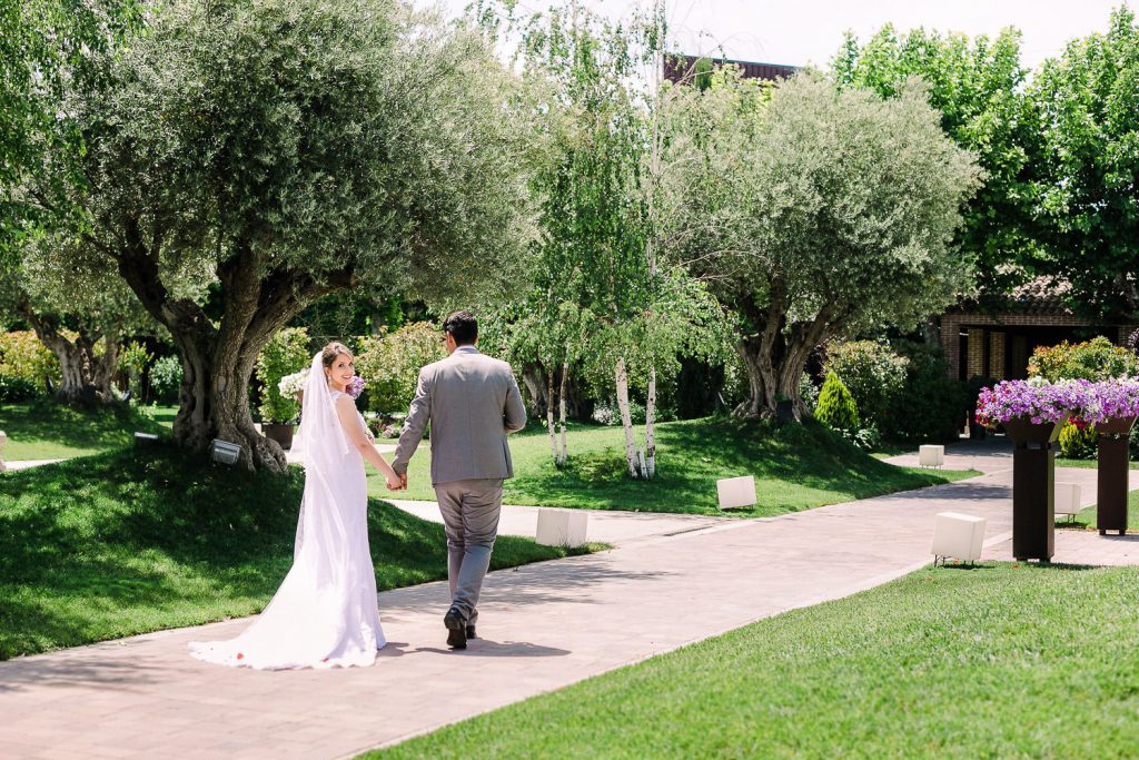 Destination Wedding Madrid Espanha noivos no jardim