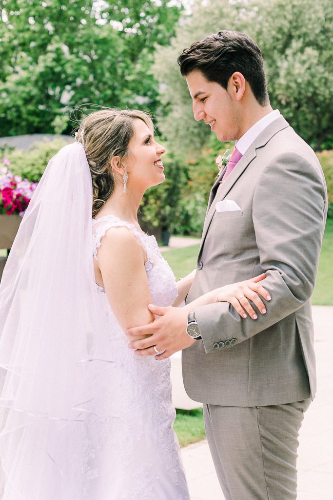 Destination Wedding Madrid Espanha olhando um para outro no jardim