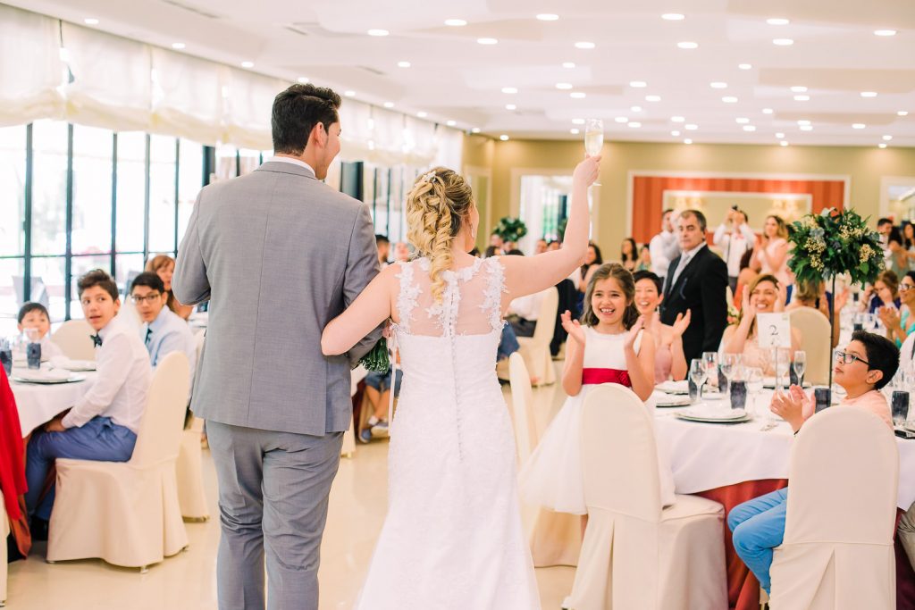 Destination Wedding Madrid Espanha entrada dos noivos na recepção