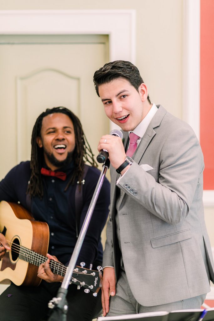 Destination Wedding Madrid Espanha noivo dando uma surpresa a noiva cantando