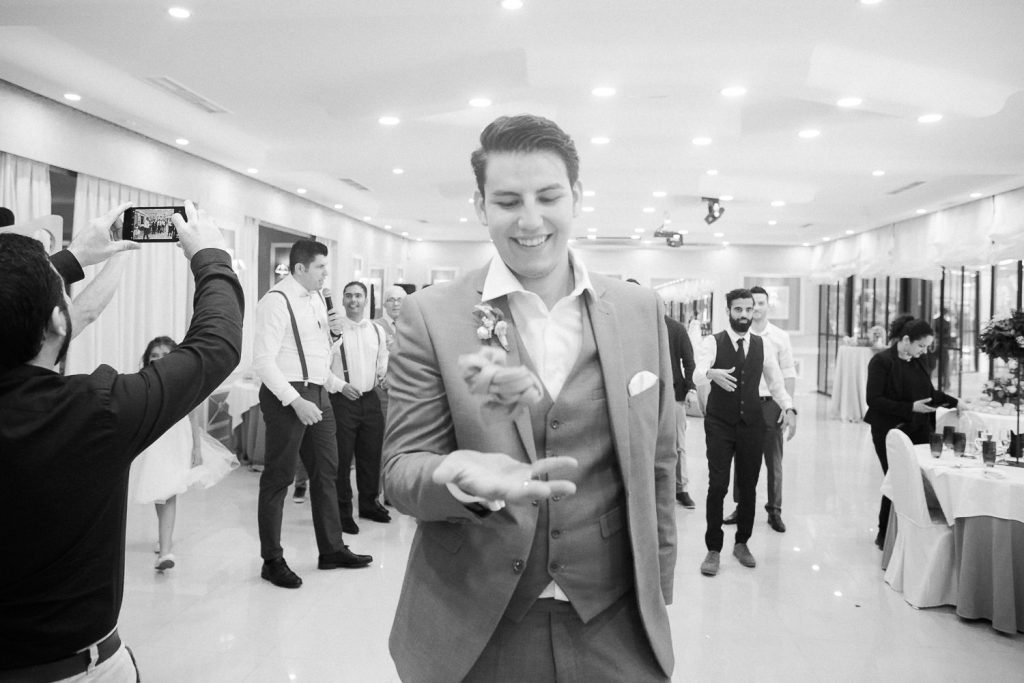 Destination Wedding Madrid Espanha foto em preto e branco do noivo pronto para jogar a gravata