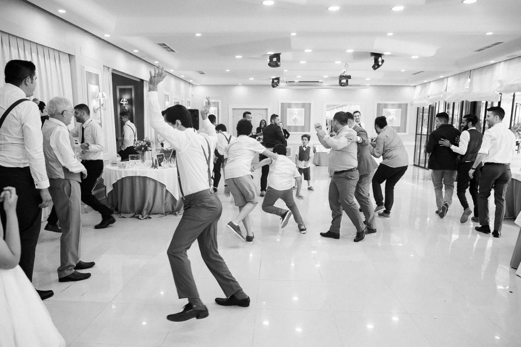 Destination Wedding Madrid Espanha foto em preto e branco dos convidados fugindo da gravata jogada pelo noivo