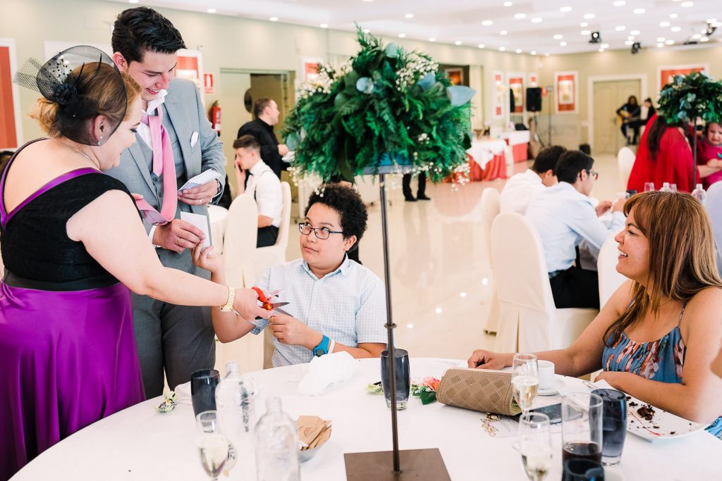 Destination Wedding Madrid Espanha convidados dando dinheiro para o noivo