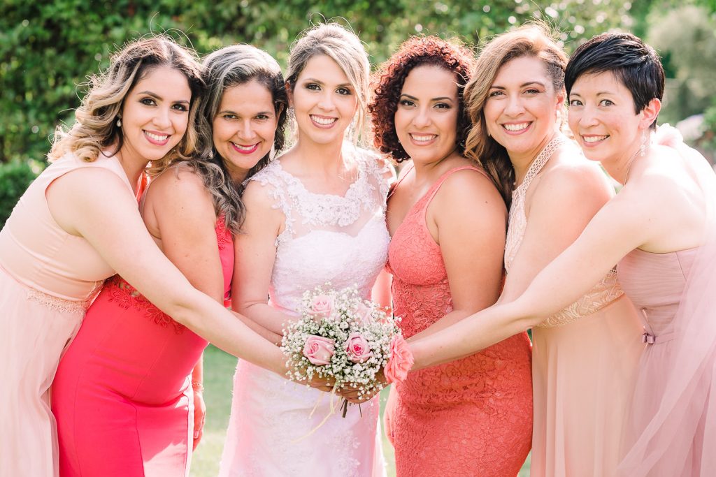 Destination Wedding Madrid Espanha as madrinhas brasileiras segurando o bouquet