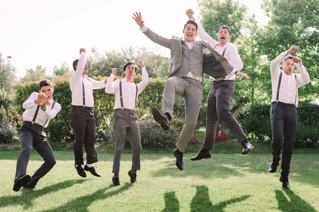Destination Wedding Madrid Espanha noivo e padrinhos pulando