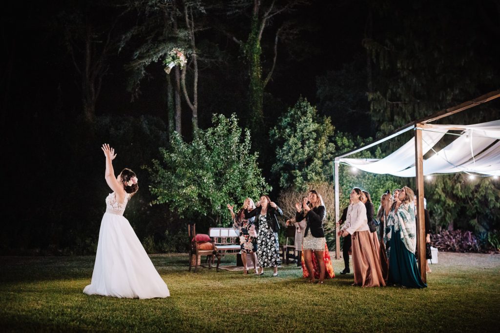 noiva jogando seu buque