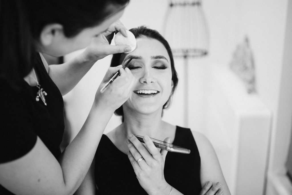 Elopement Alma lisboeta em Lisboa Making of da noiva falando no celular