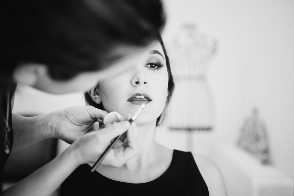 Elopement Alma lisboeta em Lisboa colocando o batom