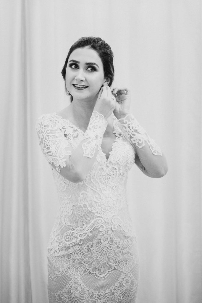 Elopement Alma lisboeta em Lisboa noiva colocando o brinco