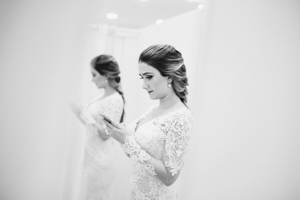 Elopement Alma lisboeta em Lisboa noiva vendo se celular