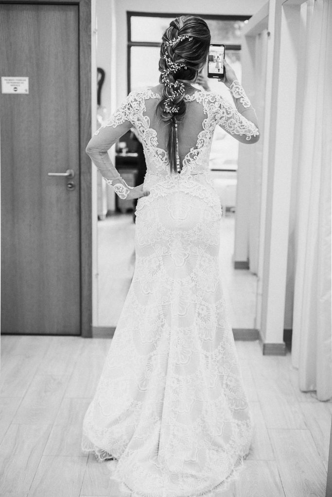 Elopement Alma lisboeta em Lisboa noiva fazendo uma live com seu celular