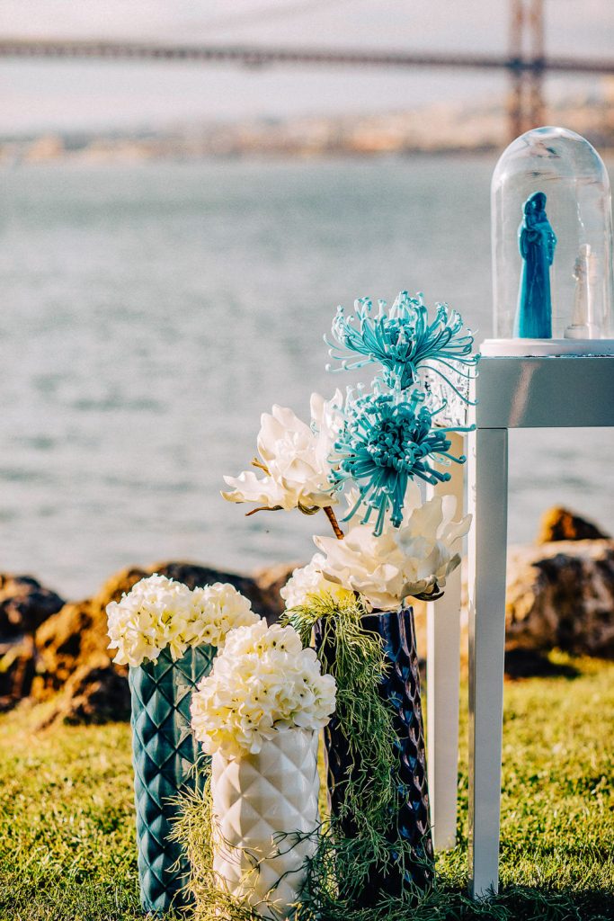 Elopement Alma lisboeta em Lisboa decoração na frente do rio tejo