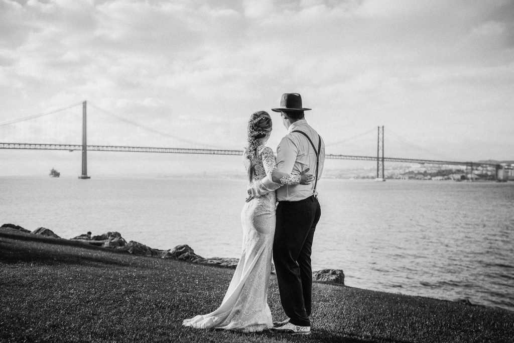 Elopement Alma lisboeta em Lisboa casal olhando para a ponte 25 de Abril