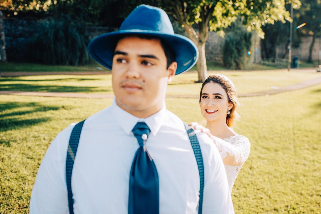 Elopement Alma lisboeta em Lisboa noiva tocando o ombro do noivo