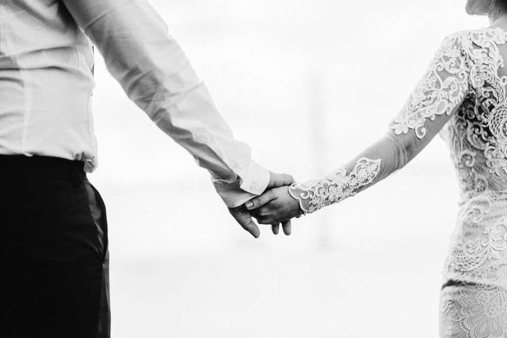 Elopement Alma lisboeta em Lisboa close das mão dos noivos