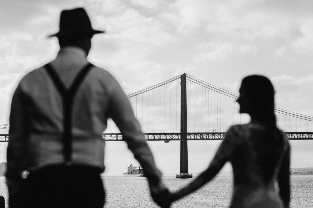 Elopement Alma lisboeta em Lisboa silhueta dos noivos com a ponte no fundo