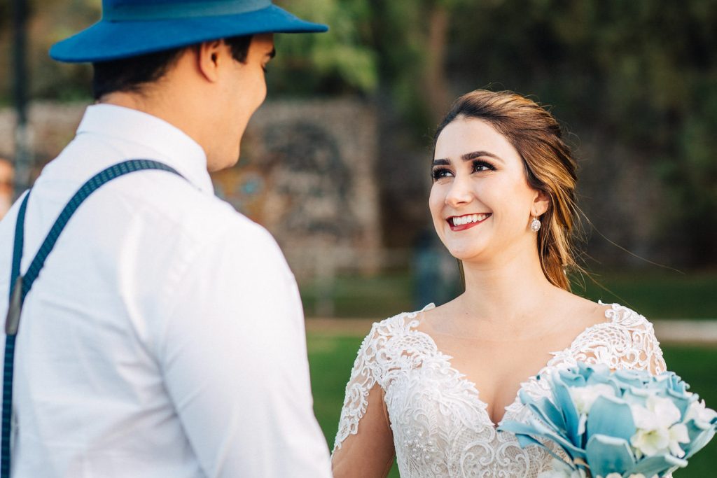 Elopement Alma lisboeta em Lisboacasal se olhando no seu primeiro encontro